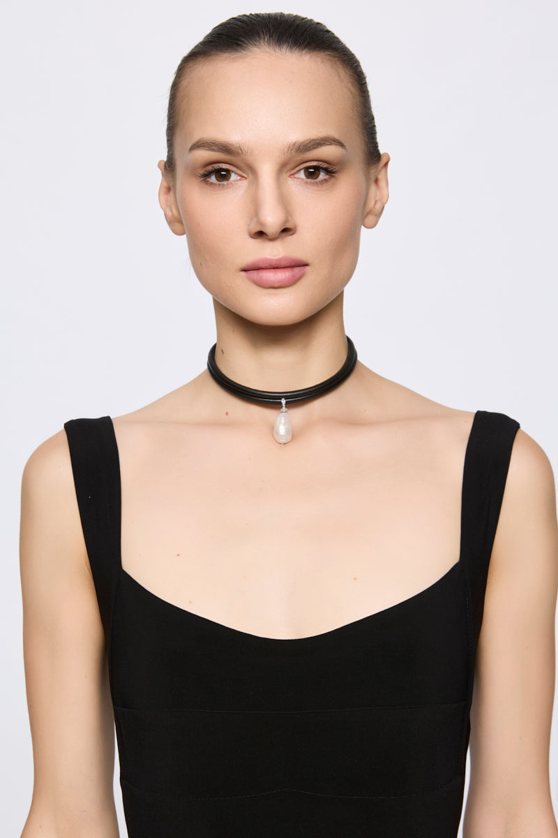 Leather choker with Baroque pendant