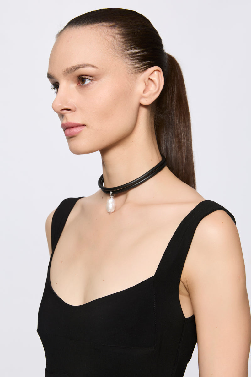 Leather choker with Baroque pendant