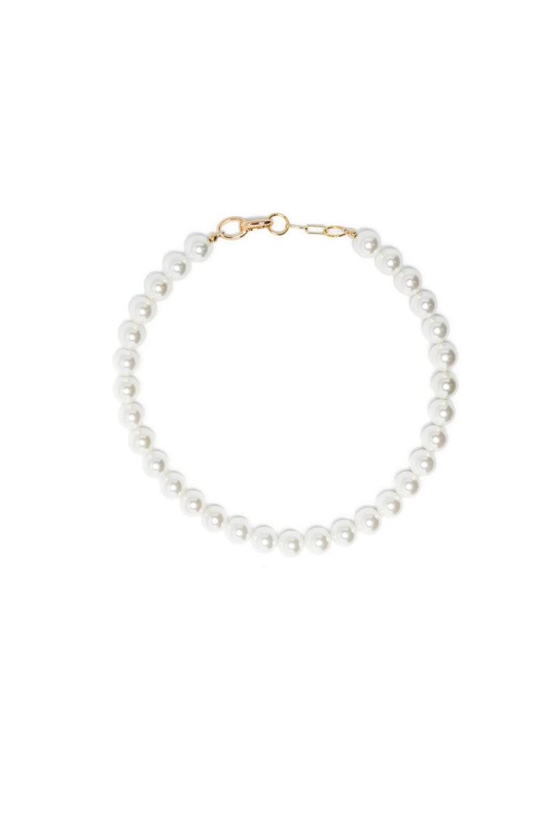 Simple pearl necklace