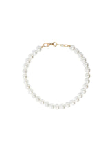 Simple pearl necklace